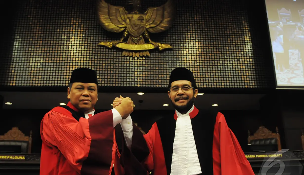 Arief Hidayat (kiri) dan Anwar Usman sebagai Ketua Mahkamah Konstitusi dan Wakil Ketua MK periode 2015-2017  saat foto bersama di Gedung Mahkamah Konstitusi, Jakarta, Rabu (14/1/2015). (Liputan6.com/Herman Zakharia)