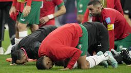 Sujud syukur biasa dilakukan umat muslim saat datangnya nikmat atau tertolaknya bahaya. (AP Photo/Christophe Ena)