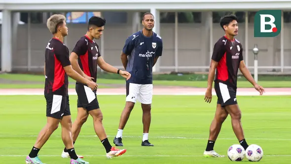 Patrick Kluivert hadir ditengah-tengah sesi latihan para pemain Timnas Indonesia di Stadion Madya, Gelora Bung Karno, Jakarta, Sabtu (22/3/2025).