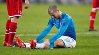 Gelandang Arsenal, Jack Wilshere duduk di lapangan pada matchday kelima Liga Europa Grup H kontra FC Koln di RheinEnergieStadion, Jumat (24/11). Meski kalah 0-1 dari tuan rumah FC Koln, Arsenal tetap lolos sebagai juara Grup H. (INA FASSBENDER/AFP)