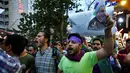 Sejumlah orang turun ke jalan untuk merayakan kemenangan Presiden Iran Hassan Rouhani di Teheran, Iran (20/5). Kandidat petahana Presiden Hassan Rouhani unggul dengan meraih lebih dari 23 juta suara. (AP Photo/Ebrahim Noroozi)