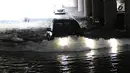 Kendaraan melintasi terowongan Apron Kemayoran yang tergenang air, Jakarta, Selasa (11/9). Terowongan Apron, Jalan HBR Motik, Kemayoran, Jakarta Pusat, tergenang air karena ada sumbatan di saluran air dari 2 minggu lalu. (Liputan6.com/Herman Zakharia)