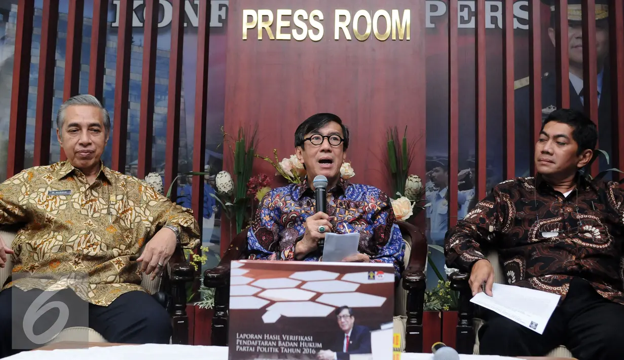 Menteri Hukum dan HAM Yasonna Laoly menunjukkan dokumen hasil verifikasi partai poltik untuk memperoleh status badan hukum di Kemenkumham, Jakarta, Jumat (7/10). PSI menjadi satu satunya parpol baru yang lolos verifikasi. (Liputan6.com/Helmi Fithriansyah)
