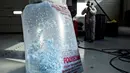 Mesin mendaur ulang pelindung wajah dan masker di perusahaan Plaxtil, Chatellerault, Prancis, 25 Agustus 2020. Startup di Prancis, Plaxtil, mendaur ulang masker dan plastik untuk dijadikan pelindung wajah, pembuka pintu, dan pengencang masker. (GUILLAUME SOUVANT/AFP)