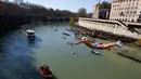 Maurizio Palmulli dari Italia melakukan terjun bebas ke sungai Tiber dari Jembatan Cavour di Roma, Selasa (1/1). Tradisi melompat dari jembatan setinggi 18 meter  dan menyelam ke sungai tersebut sebagai bentuk perayaan tahun baru. (AP/Riccardo De Luca)