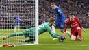 Kiper Liverpool, Caoimhin Kelleher (kiri) menggagalkan peluang dari pemain Chelsea, Cole Palmer (tengah) pada laga final Carabao Cup 2023/2024 di Stadion Wembley, Inggris, Minggu (25/02/2024). Pertandingan dimenangkan The Reds melalui gol semata wayang Virgil Van Dijk. (AP Photo/Alastair Grant)