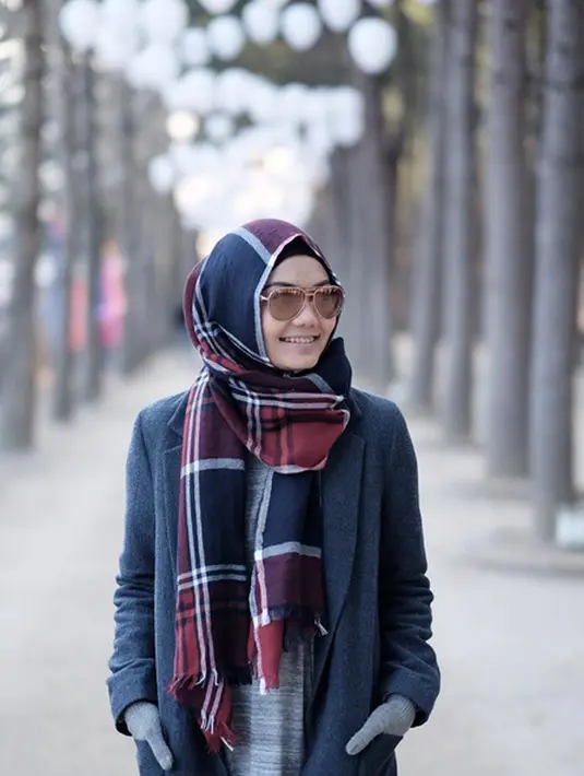 Mantan kekasih penyanyi asal Brunei, Fahkrul Razi itu menjalin hubungan baik dengan mantan suaminya. Rina menjadi pembawa acara yang diproduseri oleh Ridwan. (Instagram/rinanose16)