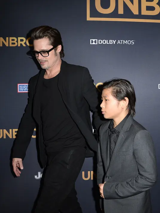 Datang ke psikiater itu, dilaporka Pitt mengenakan black aviators, jaket hitam dan kaos putih yang dipadukan dengan celana jeans. Sedangkan Pax tampil dengan hoodie hitam dan celana panjang serta memakai sneakers.  (AFP/Bintang.com)