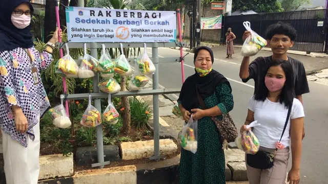 Saling Bantu Lawan Pandemi, Kelurahan Kebon Baru Bikin Rak Berbagi Isi Sembako