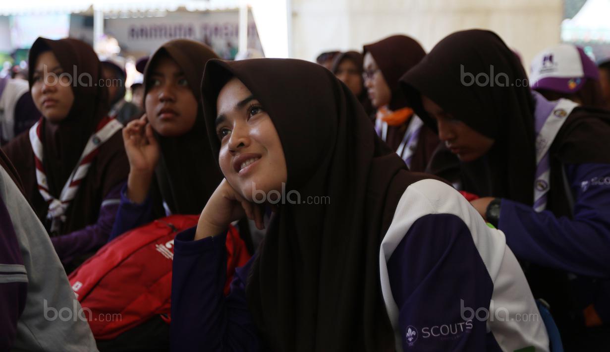 Ekspresi peserta Raimuna Nasional XI saat mengikuti kelas jurnalistik olahraga di Bumi Perkemahan Cibubur, Selasa (15/8/2017). Kegiatan ini sebagai bentuk dari pembelajaran jurnalistik olahraga. (Bola.com/Nicklas Hanoatubun)