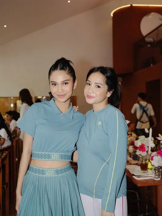 Pilihan busana kedua bestie ini bisa jadi inspirasi. Bagaimana menurut pendapatmu, Sahabat FIMELA?  [@azizahsalsha_].