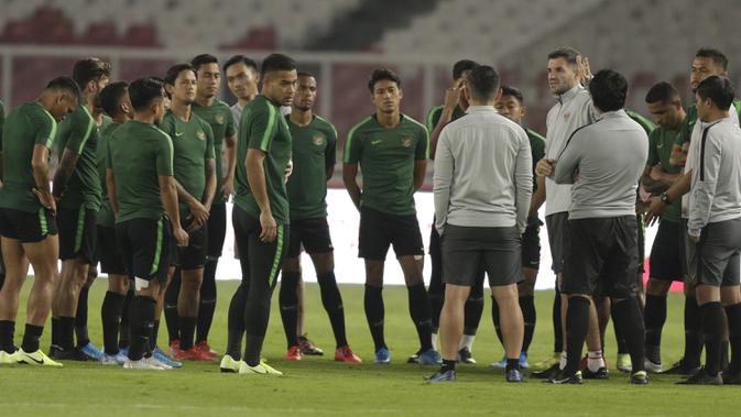 Pelatih Timnas Indonesia, Simon McMenemy, saat latihan jelang laga kualifikasi Piala Dunia di SUGBK, Jakarta, Senin (2/9). Indonesia akan berhadapan dengan Malaysia. (Bola.com/M Iqbal Ichsan)