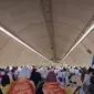 Jemaah haji di Mina untuk melakukan lempar jumrah. (Dokumentasi MCH 2024)