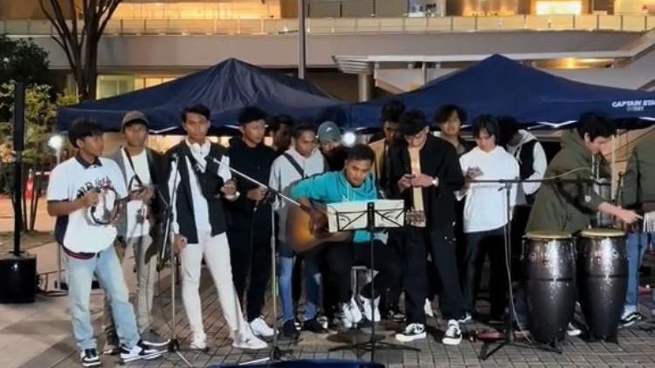 Momen WNI Hibur Warga Lokal dengan Nyanyikan Lagu ’Sayang’ Versi Jepang Ini Viral, Seru Banget