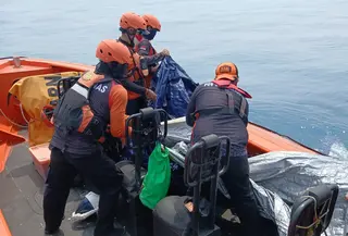 Penampakan terpal serta galon yang ditemukan Tim SAR Lampung saat pencarian speedboat rombongan jurnalis hilang kontak. (Liputan6.com/ Dok Tim SAR).