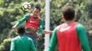 PemainTimnas Indonesia U-23, Hansamu Yama berebut bola dengan rekannya pada saat latihan di Lapangan A,B,C, Senayan, Jakarta (21/2/2018). Latihan ini merupakan persiapan Asian Games 2018. (Bola.com/Nick Hanoatubun)