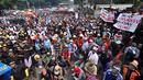 Aksi massa Front Nelayan Bersatu menolak Peraturan Menteri (Permen) tentang larangan penggunaan cantrang, atau jenis trawl yang telah dimodifikasi untuk menangkap ikan di depan kantor KKP, Jakarta, Kamis (26/2/2015). (Liputan6.com/Faizal Fanani)