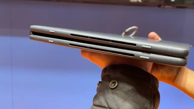 Menggenggam HP Spectre Fold di SXSW Sydney 2023. Liputan6.com/Agustin Setyo Wardani