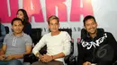 Tanta Ginting , Adipati Dolken dan Tora Sudiro menghadiri acara syukuran film '3 Dara' di kawasan Kebon Jeruk, Jakarta, Rabu (6/5/2015). Film ‘3 Dara’ menceritakan tentang tiga orang lelaki yang terkena kutuk menjadi feminim. (Liputan6.com/Faisal R Syam)