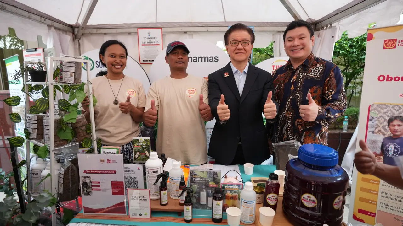 Sinar Mas Board Member, Franky Oesman Widjaja dan Direktur Utama Bank Sinarmas Frenky Tirtowijoyo berfoto di booth UMKM binaan Bank Sinarmas di kegiatan Tjipta UMKM Fair 2024, Jakarta. (Dok Sinar Mas)
