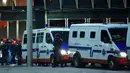 Petugas kepolisian berjaga di luar Stadion San Mames, Bilbao, Spanyol, Kamis (22/2). Polisi Inocencio Arias Garcia tiba-tiba ambruk setelah suar meledak di dekatnya. (ANDER GILLENEA/AFP)