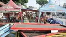 Suasana kios Nasi Kapau di lapak sementara yang sepi pembeli di Jalan Kramat Raya, Jakarta, Senin (16/9/2019). Para pedagang mengaku penjualan menurun drastis akibat sepi pembeli lapak mereka terhalang proyek pelebaran trotoar tersebut. (merdeka.com/Iqbal S. Nugroho)