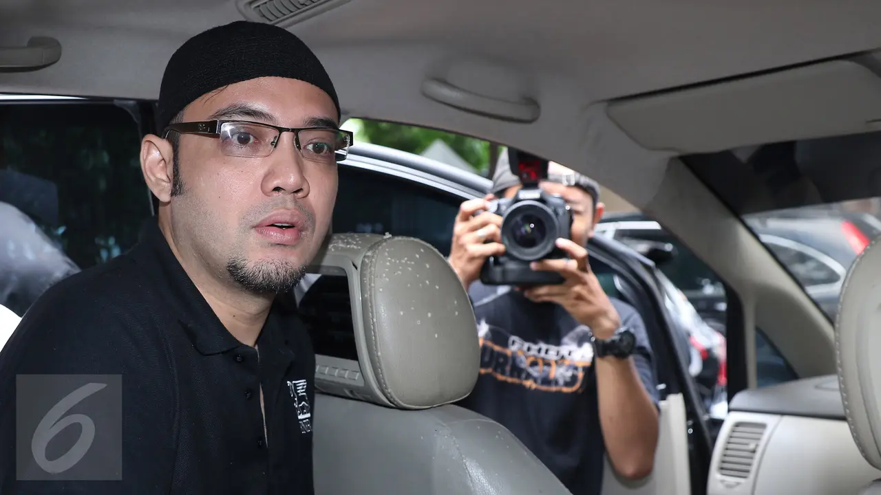 20151207-Sandy Tumiwa Digiring ke Kejaksaan Tinggi -Jakarta