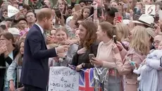 Seorang penggemar Kerajaan Inggris terkejut dengan pelukan yang diberikan oleh Pangeran Harry.