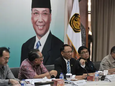 Menteri ESDM, Jero Wacik (tengah) beserta jajarannya menggelar konferensi pers di kantornya, Jakarta, Selasa (5/8/14). (Liputan6.com/Johan Tallo)