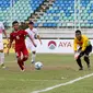 Pemain Timnas Indonesia U-19, Saddil Ramdani, saat pertandingan melawan Vietnam pada laga AFF U-18 di Stadion Thuwunna, Yangon, Senin (11/9/2017). Indonesia tertinggal 2-0 di babak pertama dari Vietnam. (Liputan6.com/Yoppy Renato)