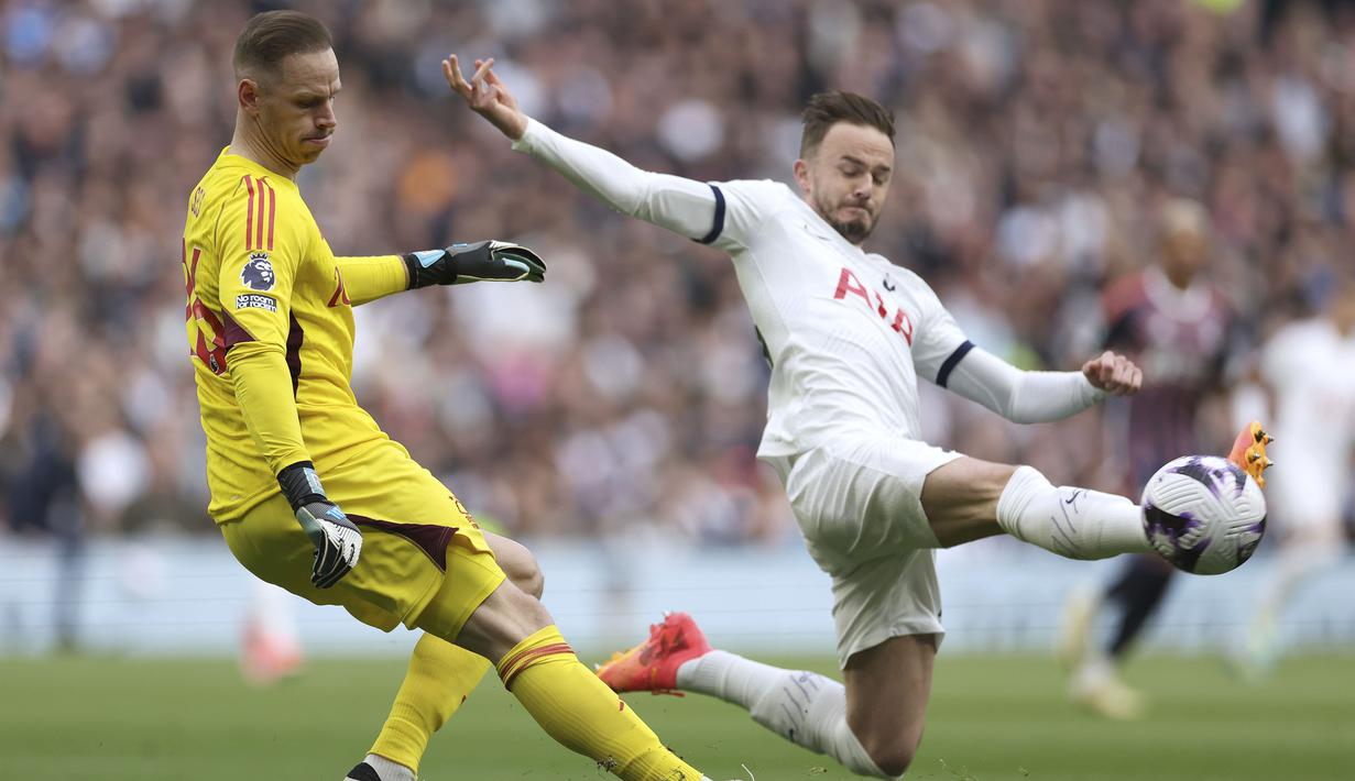 Gelandang Tottenham Hotspur, James Maddison (kanan) berusaha memblok bola yang dilepaskan kiper Nottingham Forest, Matt Sels pada laga pekan ke-32 Premier League 2023/2024 di Tottenham Hotspur Stadium, London, Minggu (7/4/2024) malam. (AP Photo/Ian Walton)