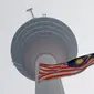 Bendera Malaysia berkibar di bawah Kuala Lumpur Tower saat kabut asap menyelimuti Kuala Lumpur, Malaysia, Rabu (18/9/2019). Badan Meteorologi Klimatologi dan Geofisika (BMKG) mendeteksi sebaran asap akibat kebakaran hutan dan lahan di Sumatra mencapai Malaysia dan Singapura. (AP Photo/Vincent Thian)