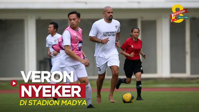 Berita video eks pemain MU (Manchester United), Juan Sebastian Veron, terlihat bermain sepak bola tanpa sepatu alias "nyeker" di Stadion Madya GBK, Jakarta, Kamis (1/6/2023) siang hari WIB.