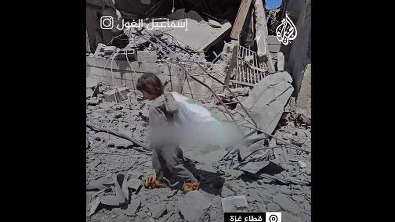 Potret gadis kecil mencari kayu di reruntuhan bangunan usai dibom Israel ini sontak mencuri perhatian.