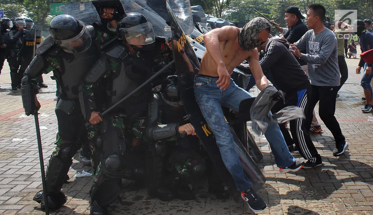 Pengunjuk rasa bentrok dengan petugas gabungan saat simulasi pengamanan Pemilu 2019 di kawasan ICE BSD, Tangsel, Banten, Jumat (8/2). Kegiatan ini dalam rangka mengantisipasi gangguan keamanan selama pelaksanaan Pemilu 2019. (Merdeka.com/Arie Basuki)