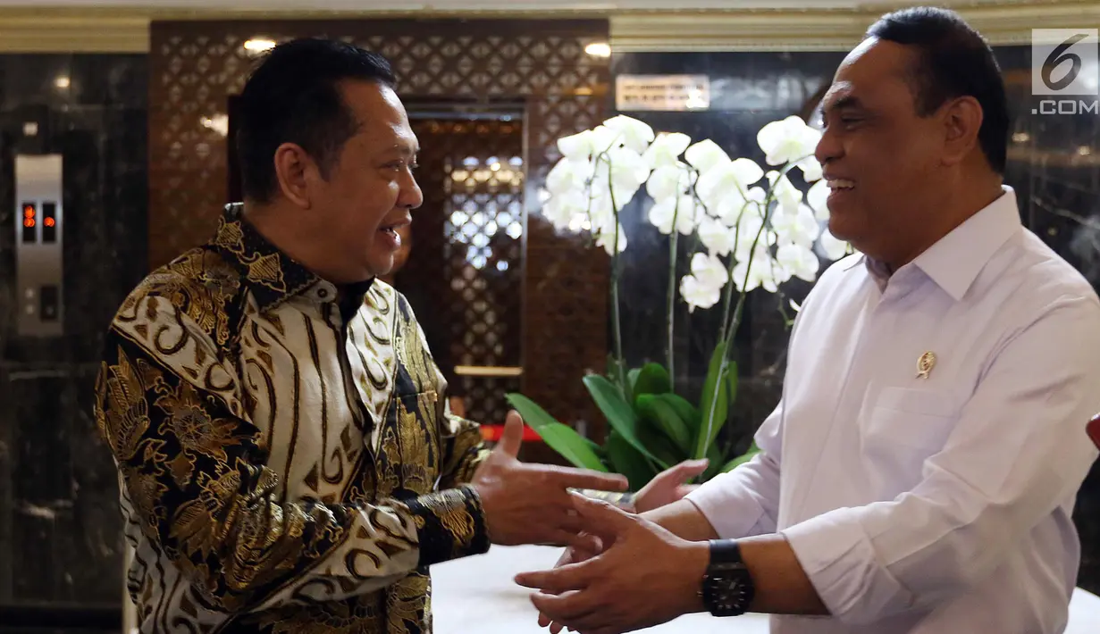 Menpan RB Syafruddin (kanan) usai menemui Ketua DPR Bambang Soesatyo di Gedung Nusantara III Komplek Parlemen Senayan, Jakarta, Selasa (23/7/2019). Menpan menyampaikan kepada Ketua DPR Bamsoet saat ini ada 97 lembaga dalam pemerintahan Jokowi-JK yang terkena akuisisi. (Liputan6.com/Johan Tallo)
