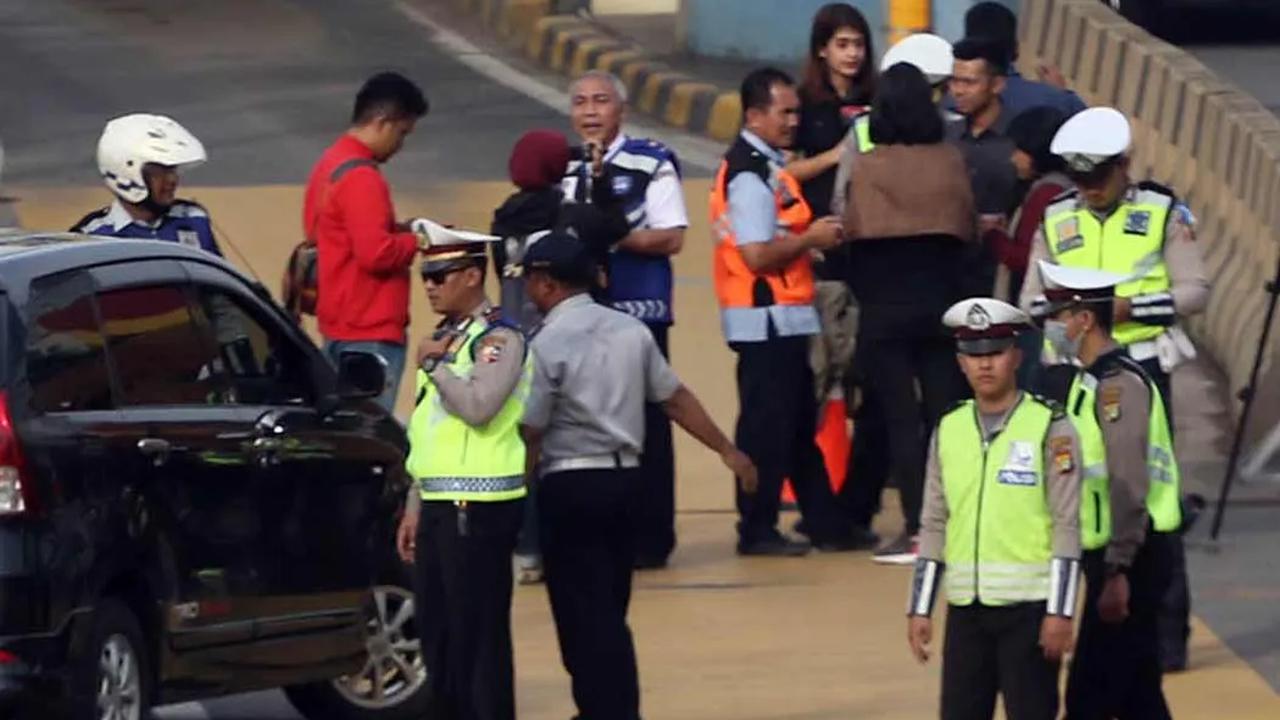 Pakai Pelat Nomor Kendaraan Bikin di Pinggir Jalan Atau Pesan Online, Memang Boleh?