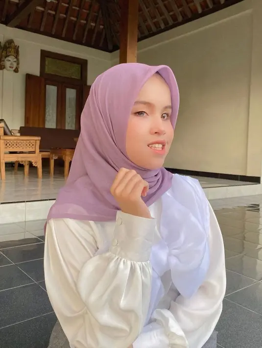 Terlihat beberapa perabotnya berbahan serba kayu. Bagian atapnya juga mencerminkan rumah yang khas Indonesia banget. [Instagram @arianiismaputri]