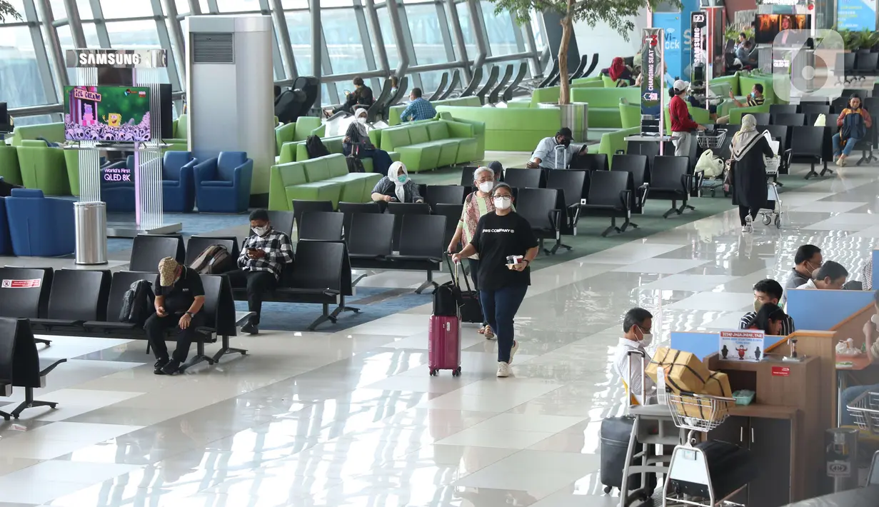 <p>Penumpang tengah berjalan di ruang keberangkatan di Terminal 3 Bandara Soetta, Tangerang, Banten, Selasa (23/11/2021). Menteri Komunikasi dan Informatika, Johnny G. Plate mengatakan sosialisasi penerapan PPKM Level 3 pada periode Nataru ini disampaikan lebih awal. (Liputan6.com/Angga Yuniar)</p>