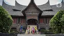 Pengunjung berjalan di depan rumah gadang di kawasan Taman Mini
Indonesia Indah, Jakarta, Minggu (12/10/2021). Pemprov DKI Jakarta memberi izin dua tempat wisata, yaitu TMII dan kawasan wisata Ancol, untuk menggelar uji coba pengoperasian pada masa PPKM level 3. (Liputan6.com/Faizal Fanani)