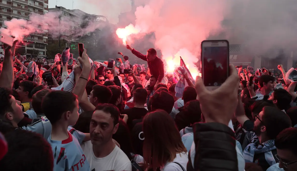 Fans Celta Vigo menyalakan flare saat hendak mendukung timnya melawan Machester United  pada leg pertama semifinal Liga Europa di Balaidos stadium, Vigo, (4/5/2017). MU menang 1-0. (AP/Lalo R. Villar)