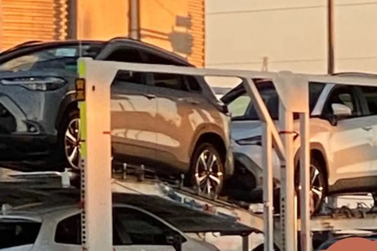 Toyota Corolla Cross versi Jepang sedang diangkut truk (Twitter/@ry_t0925)