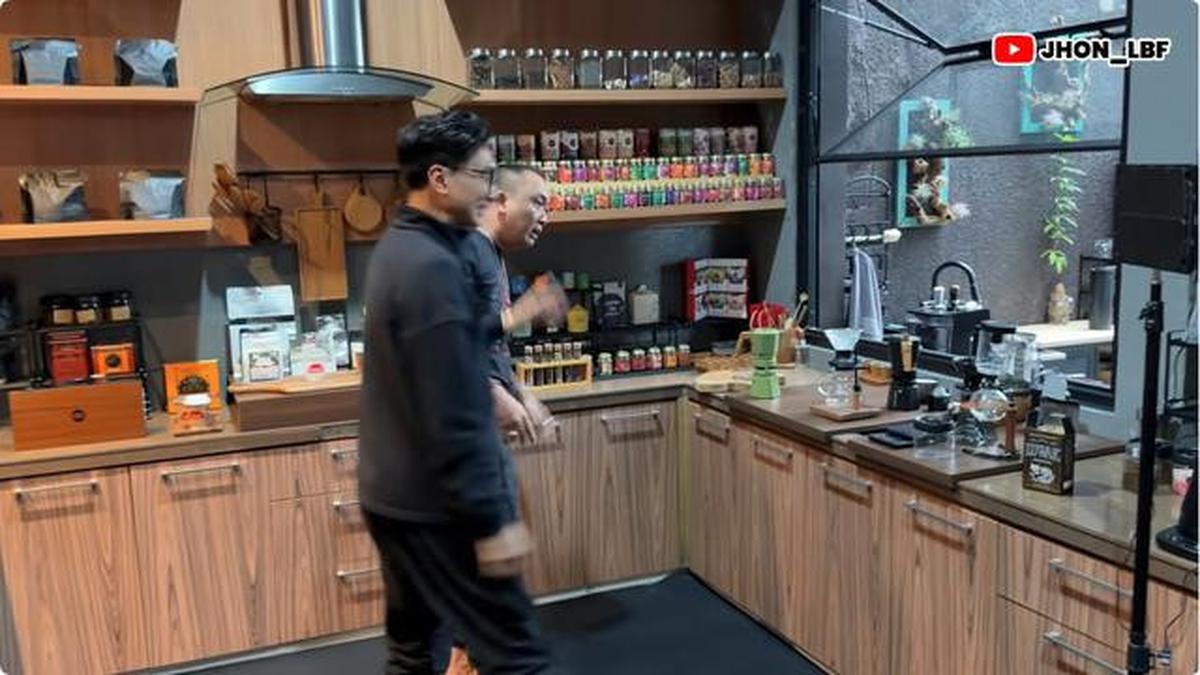 6 Potret Dapur Rumah Anji Manji dengan Konsep Open Space dan Bernuansa Kayu
