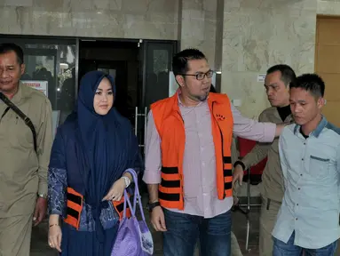 Bupati Empat Lawang Budi Antoni Al Jufri dan istrinya Suzana Budi Antoni usai diperiksa KPK, Jakarrta, Rabu (2/9). Berkas keduanya terkait kasus dugaan suap sengketa Pilkada Empat Lawang di MK sudah rampung alias P21. (Liputan6.com/Andrian M Tunay)