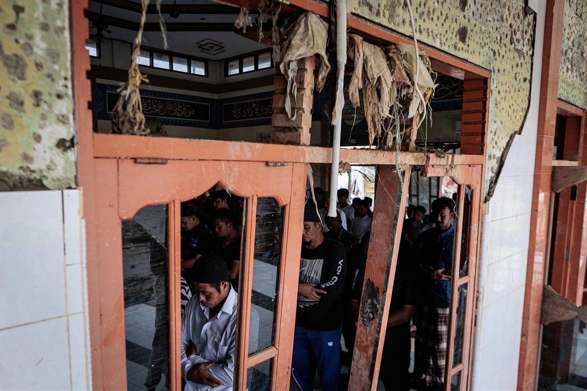 FOTO: Warga Aceh Tamiang Laksanakan Salat Jumat di Tengah Pemulihan Pascabencana