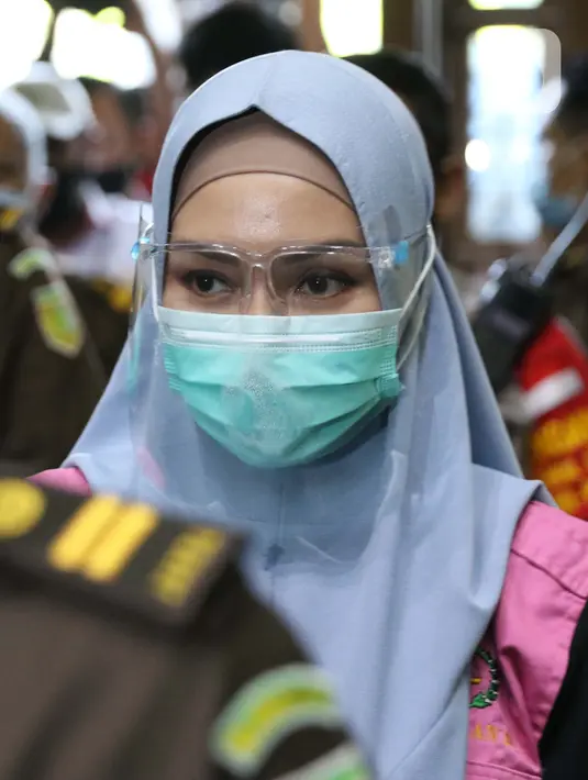 Tersangka dugaan korupsi dan tindak pidana pencucian uang terkait kepengurusan fatwa untuk Djoko Tjandra di Mahkamah Agung, Pinangki Sirna Malasari bersiap menjalani sidang di Pengadilan Tipikor Jakarta, Rabu (30/9/2020). Sidang beragenda pembacaan eksepsi. (Liputan6.com/Helmi Fithriansyah)