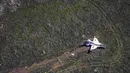 Pesawat  F-16 milik tim Thunderbirds jatuh tak lama setelah Presiden Obama memberikan sambutan di acara kelulusan Akademi Angkatan Udara, Kamis (2/6). Dalam kecelakaan ini pilot F-16 selamat karena sempat melontarkan kursi pelontar. (Reuters/John Wark)