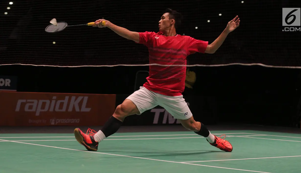 Jonatan Christie saat membalikan kok Khosit Phetpradab dari Thailand pada final tunggal putra SEA Games 2017 di Axiata Arena, Malaysia, pada Selasa (29/8). Jonathan berhasil menang dengan skor 21-19, 21-10. (Liputan6.com/Faizal Fanani)