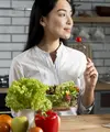 Secara sederhana, clean eating berarti mengonsumsi makanan utuh (whole foods) yang minim proses. [Dok/freepik.com]