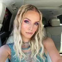 Baby brides jadi gaya rambut yang bisa kita temui di Coachella 2022(Foto: Instagram @leoniehanne)